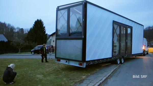 Tiny House auf Rädern beim Einparkieren.